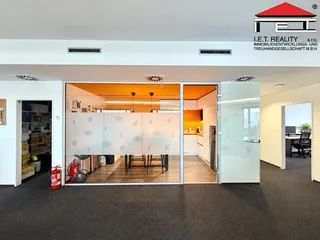 Moderní skleněná kancelářská kuchyňka