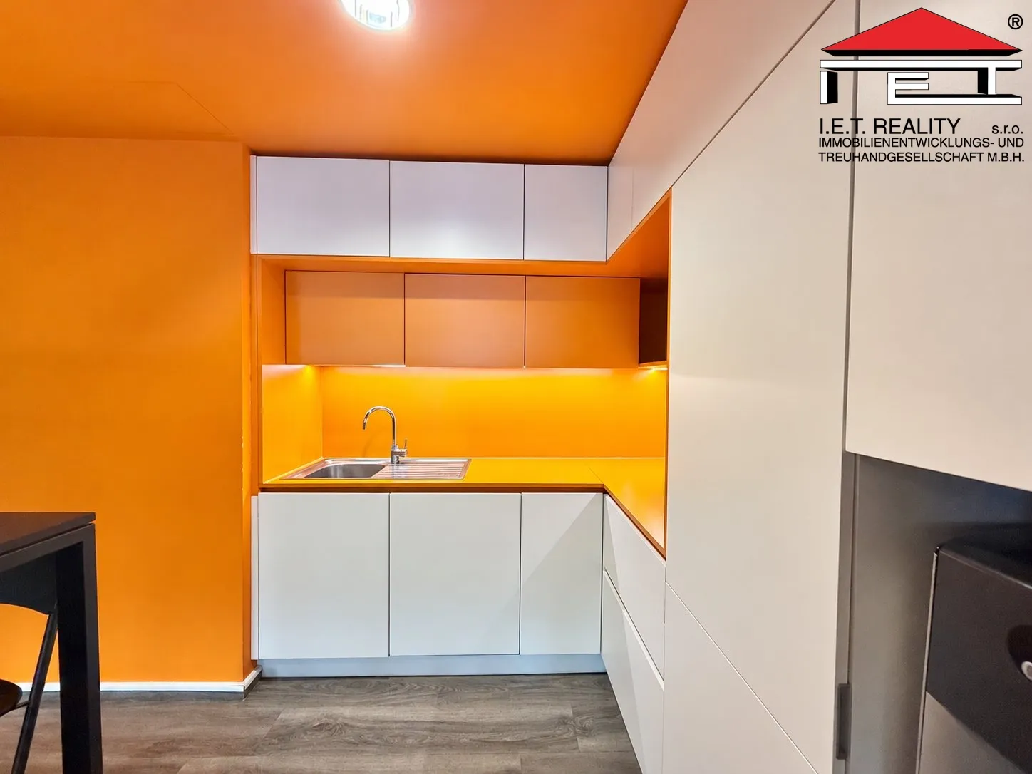 Minimalistická oranžová kuchyňská nika