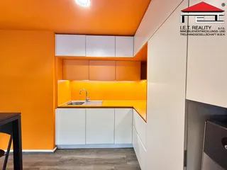 Minimalistická oranžová kuchyňská nika