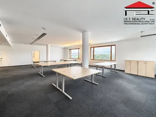 Prostorná minimalistická kancelář bez polic