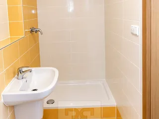 Moderní malá koupelna se sprchou