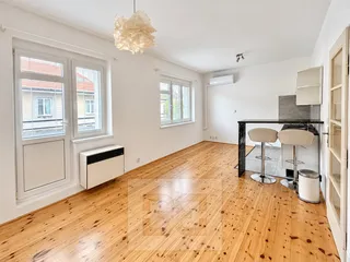 Světlý skandinávský interiér s kuchyňským barem