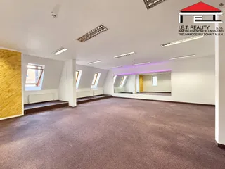 Prázdné studio s velkým zrcadlem