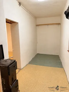 zká utilitární chodba se starými kamny