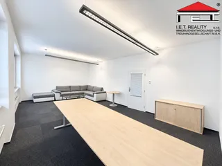 Minimalistická moderní konferenční místnost