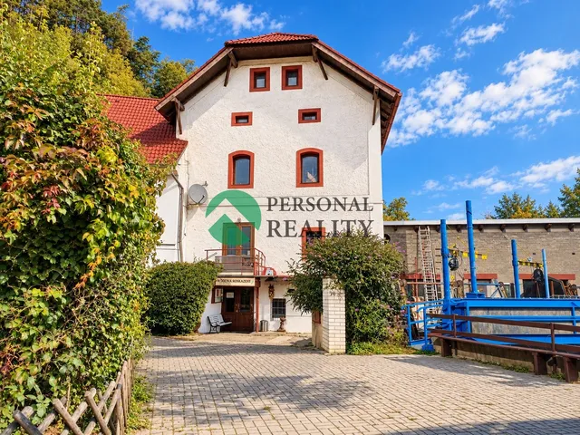 Pronájem komerčního prostoru 330 m²