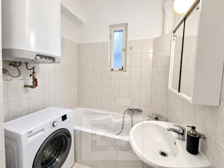 Světlá kompaktní koupelna s vanou