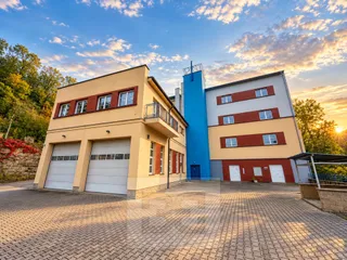 Moderní průmyslový areál při západu slunce