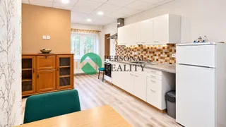 Moderní kuchyň s jídelním koutem