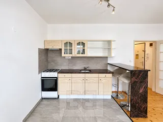 Světlá moderní kuchyně s barem