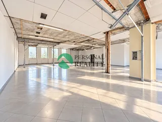Prosvětlený industriální prostor před rekonstrukcí