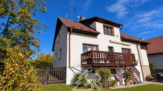 Upravený dům se zahradou a balkonem.jpg