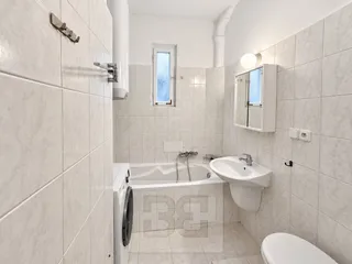 Světlá moderní koupelna s vanou
