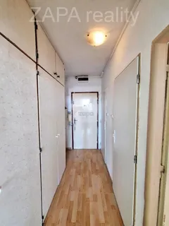 předsíň 3 bílé dveře AI nejlepší