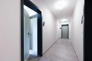 pohled chodba-otevřené dveře.jpeg