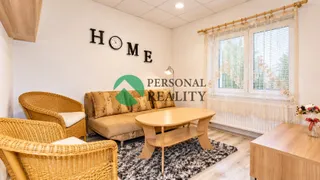 Útulný obývací pokoj s nápisem HOME