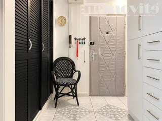Elegantní předsíň s prošívanými dveřmi