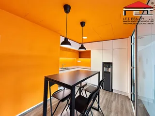 Moderní oranžová kancelářská kuchyňka