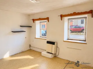 Sluncem zalitý pokoj s dřevěnými okny