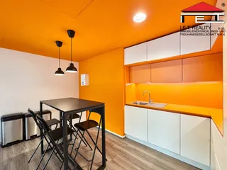 Minimalist kancelářská kuchyňka v oranžové paletě