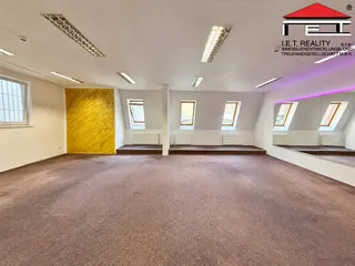 Prázdné studio se zlatou stěnou a zrcadly