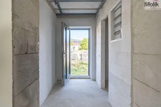 Nedokončená chodba s výhledem ven