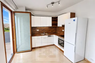 Světlá moderní kuchyně s balkonem