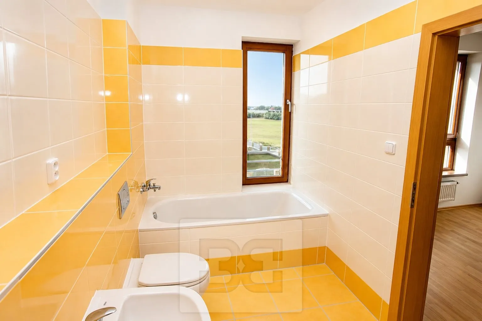 istá koupelna se zavřeným bílým víkem WC