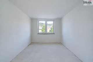 Nedokončený pokoj s výhledem z okna (1)