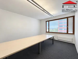 Minimalistická kancelářská zasedací místnost