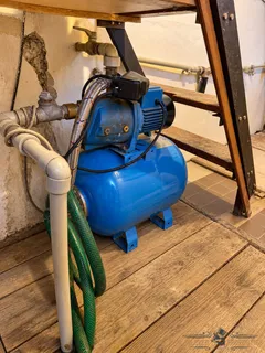 Modrá tlaková nádoba pod schody
