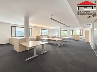 Minimalistní prázdná kancelář s dřevěnými stoly