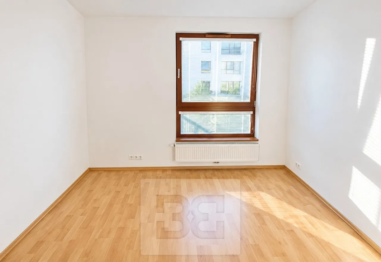 Světlý prázdný pokoj s oknem