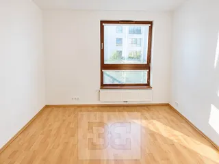 Světlý prázdný pokoj s oknem