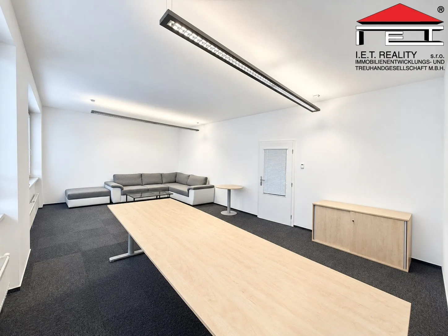 Minimalistická moderní konferenční místnost