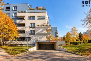 Moderní rezidenční komplex v podzimním slunci