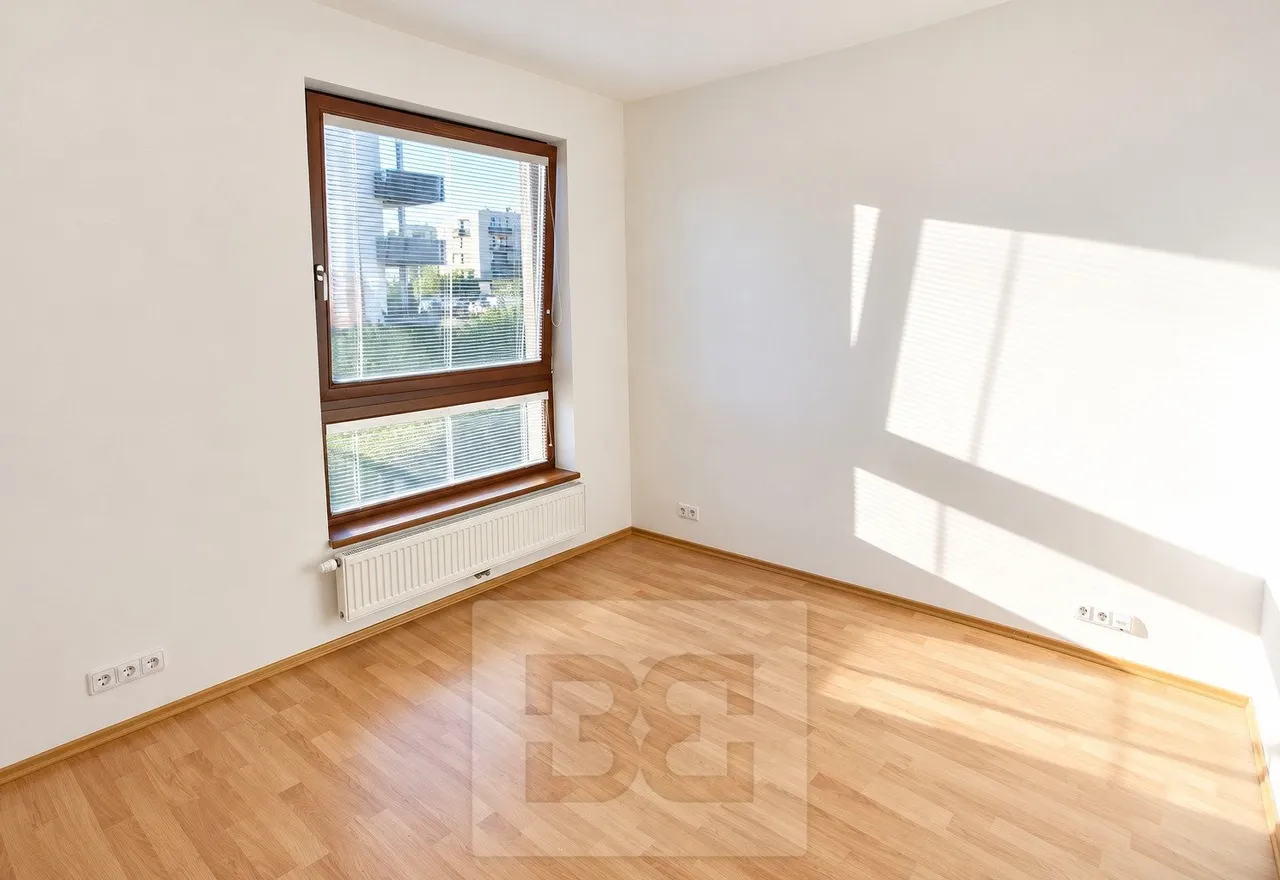 Světlý moderní pokoj s výhledem