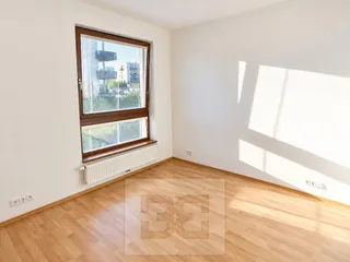 Světlý moderní pokoj s výhledem