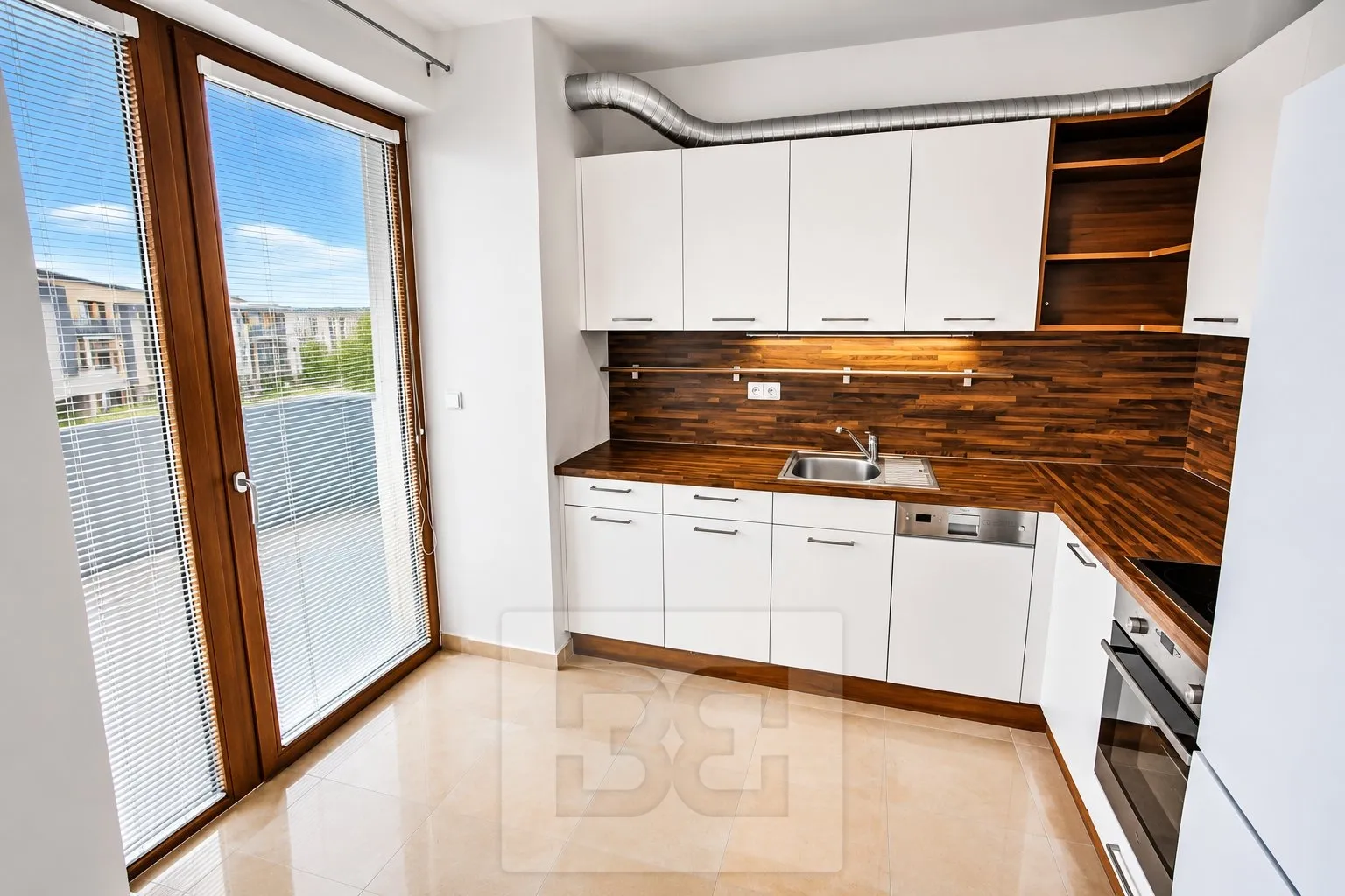 Moderní kuchyňský kout s výhledem na balkon