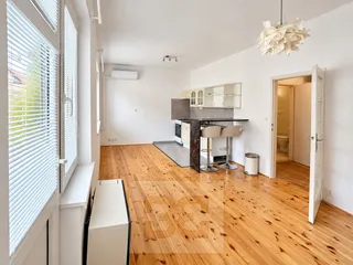 Světlý minimalistický byt s kuchyňským koutem (1)