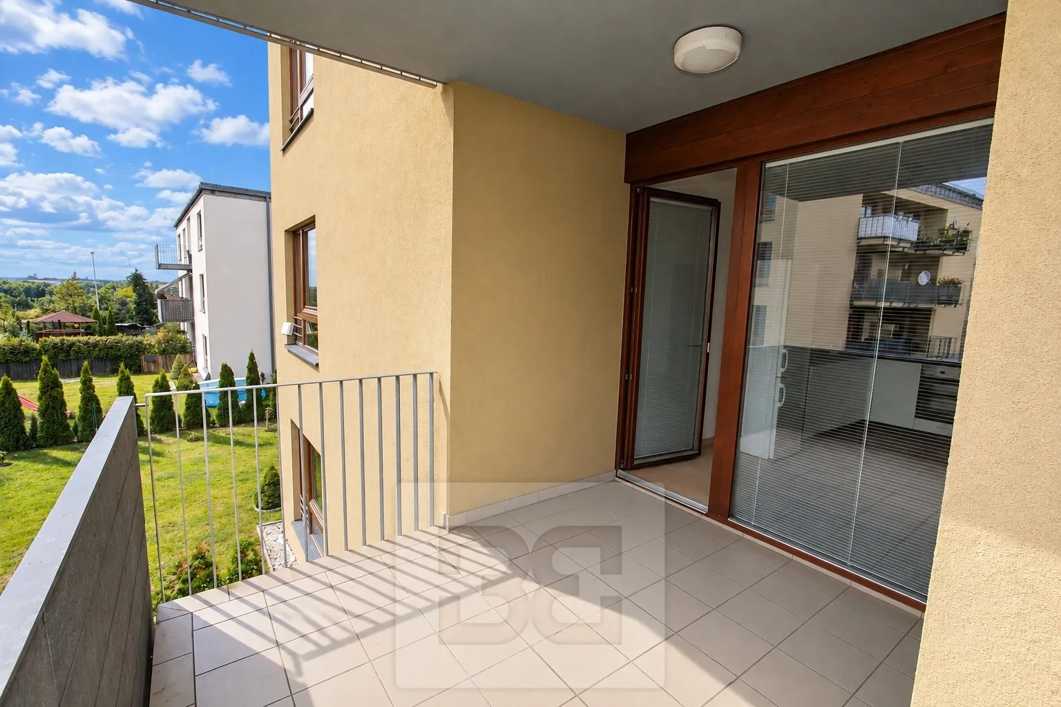 Moderní balkon pod modrou oblohou