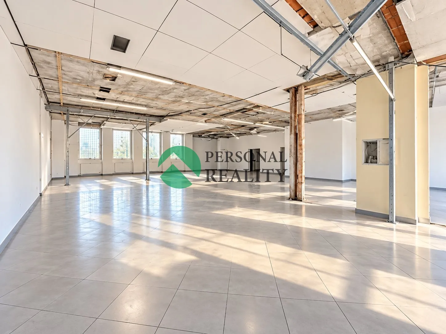 Prosvětlený industriální prostor před rekonstrukcí