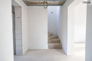 Nedokončená chodba se schodištěm