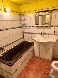 Retro žluto-bílá koupelna s vanou