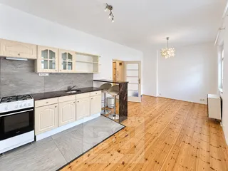 Světlý moderní interiér s kuchyní a jídelnou (1)