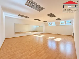 Prázdné světlé taneční studio se zrcadly