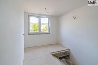 Nedokončený interiér s výhledem a schodištěm