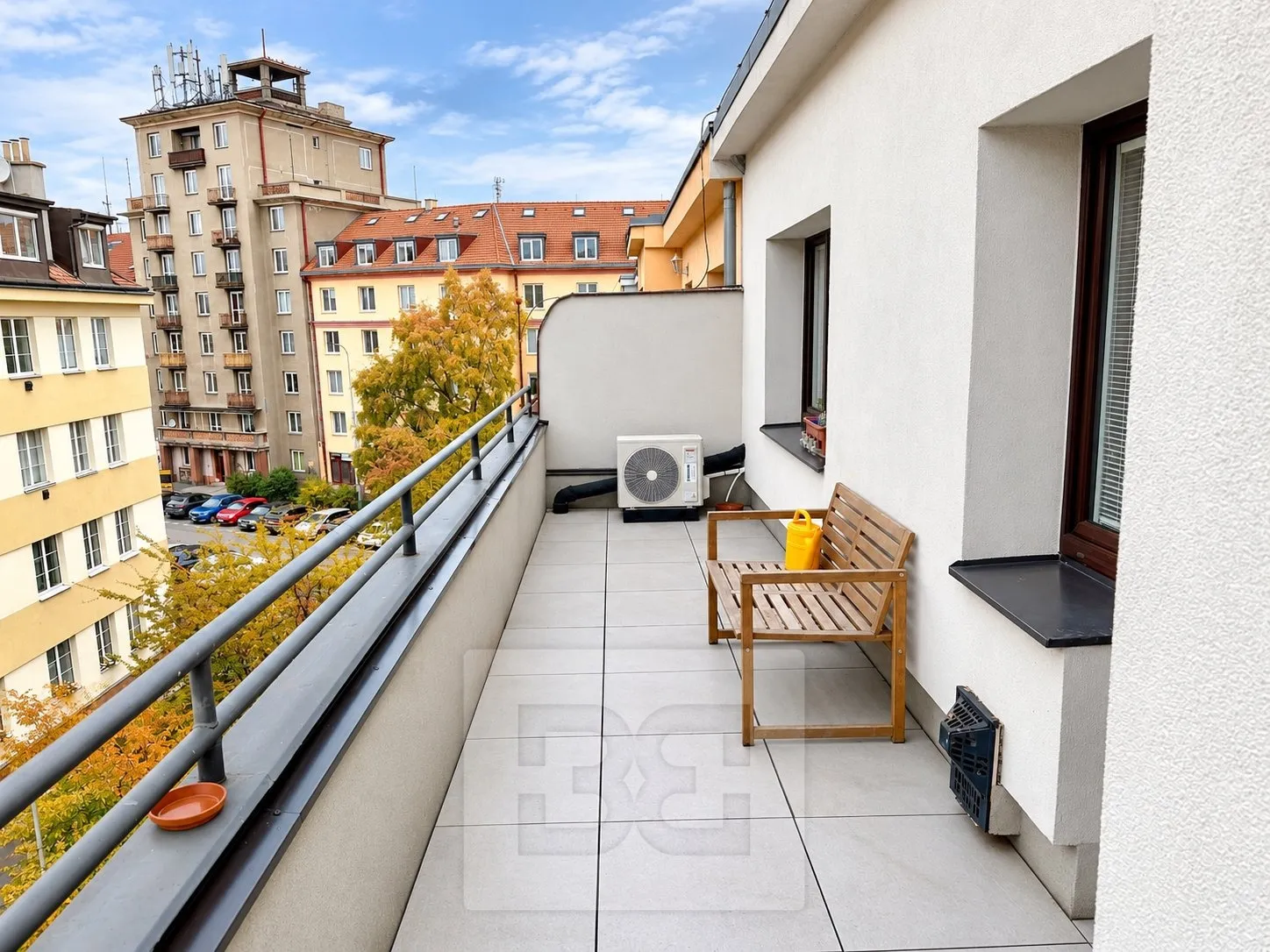 Podzimní balkon s výhledem na město