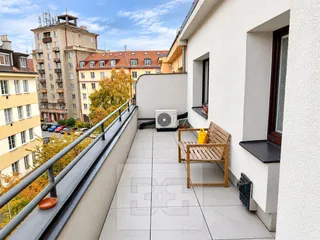 Podzimní balkon s výhledem na město