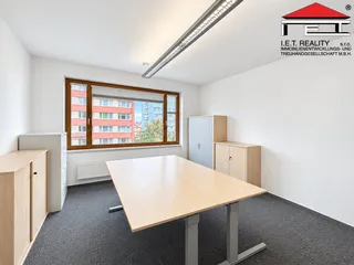 Moderní kancelář s výhledem na město